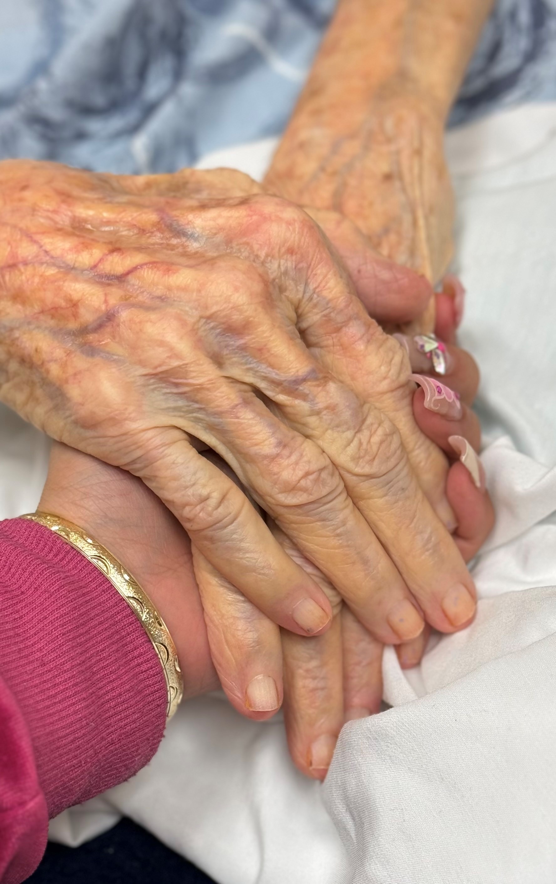 Wrinkled hands - Sabrina Ojeda